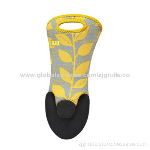 Neoprene oven mitt, fits either hand